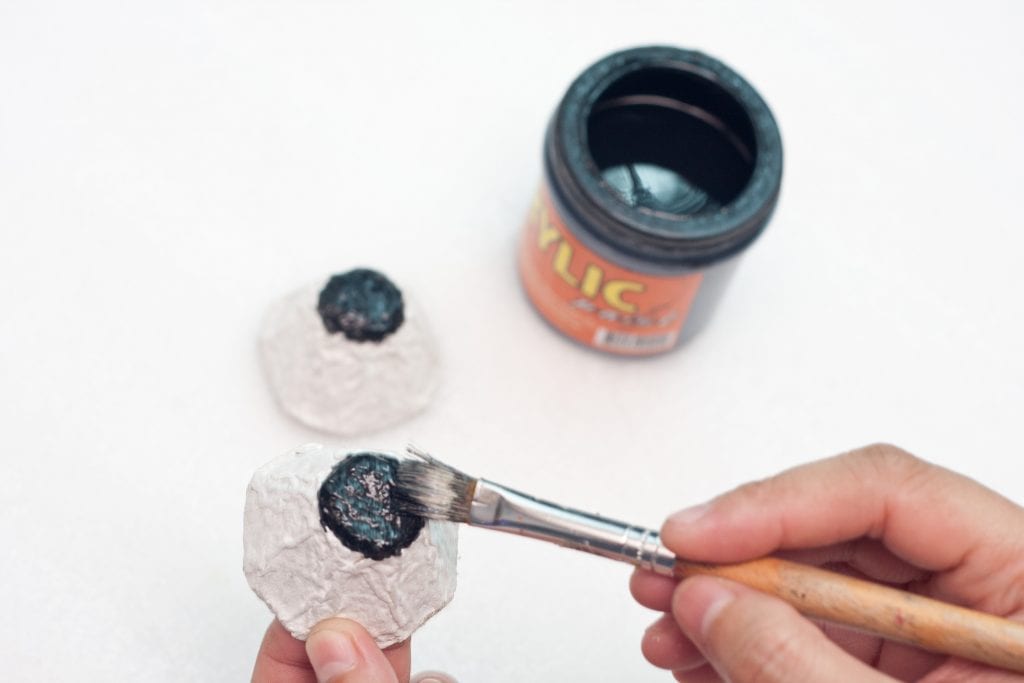 Halloween DIY Creepy eyeball glasses Step 3: Paint the narrowest tip of the egg well with black acrylic paint.